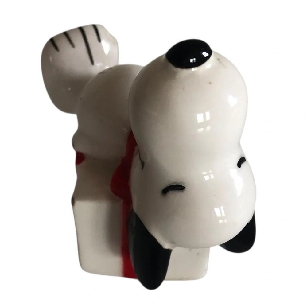 VINTAGE 60s 70s Peanuts Snoopy on a Present Ceramic Christmas Ornament Holiday